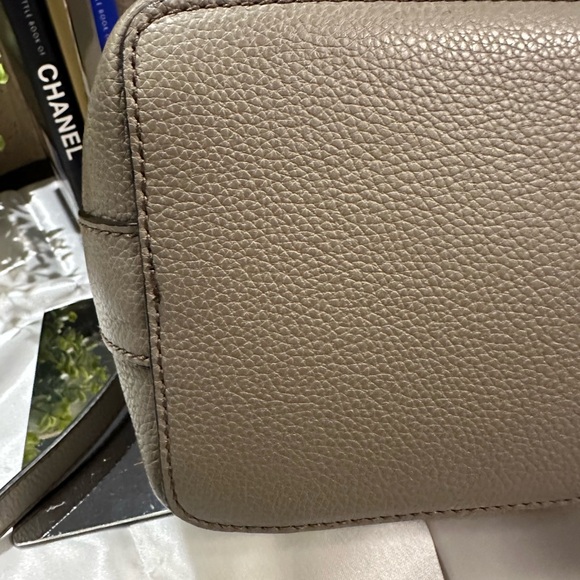 Furla pebbled leather,EUC drawstring closure,gold hardware,strap&dustbag Inc - Picture 4 of 9